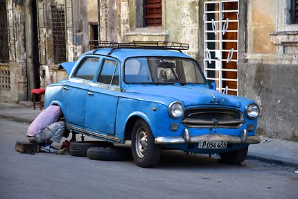 Réparation de voiture dans les rues de la Havane