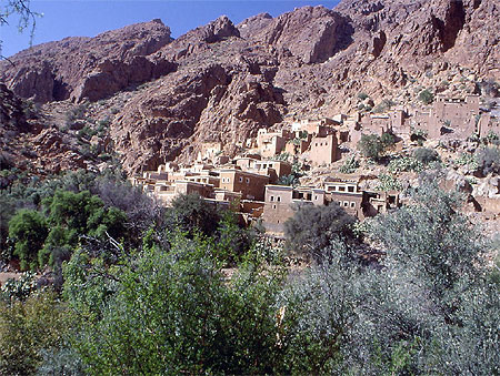Oumesnat dans la vallée des amandiers Oumesnat dans la vallée des amandiers
