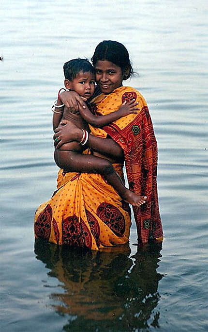 Femme et enfant dans le Gange
