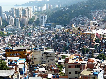 Vue de la Favela Rocinha vers la mer