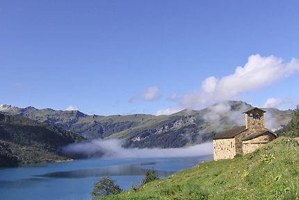 La chapelle du lac de Roselend en Savoie