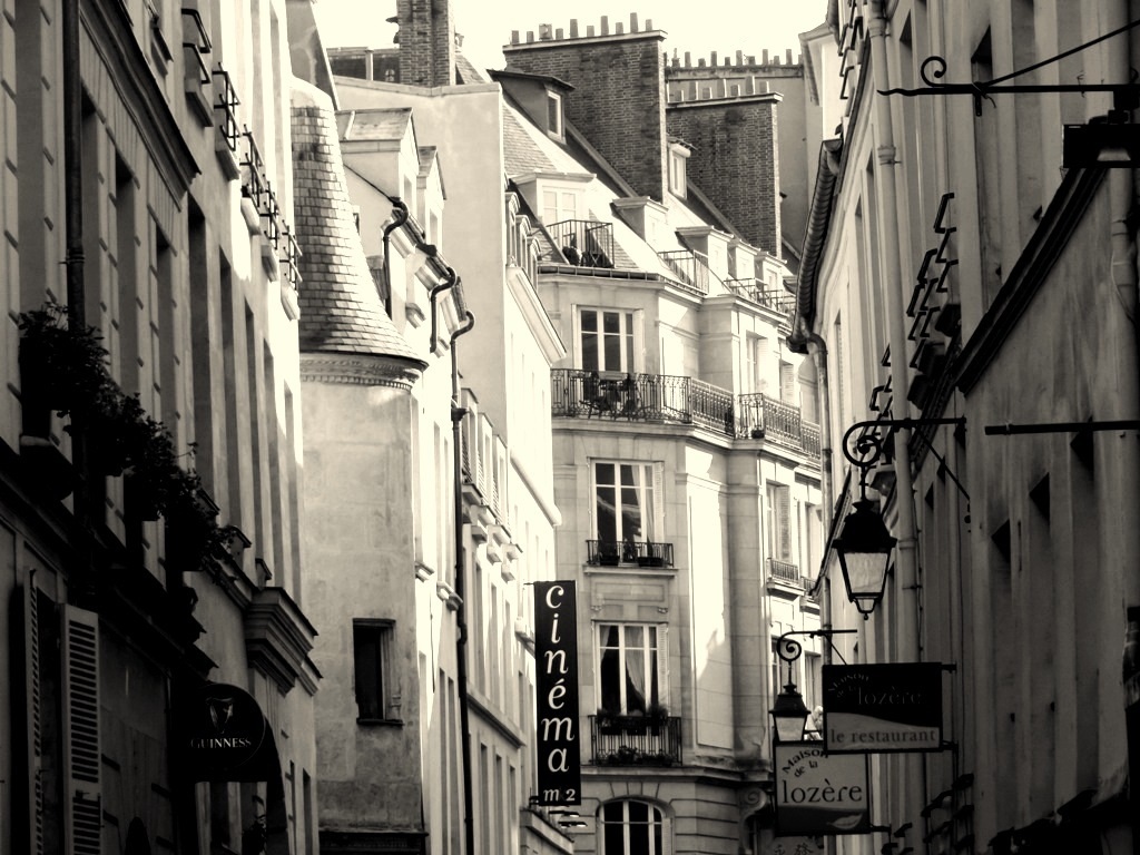 La rue Hautefeuille et sa vieille tour La rue Hautefeuille et sa vieille tour