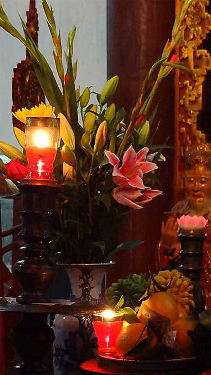 Offrandes dans un temple bouddhiste