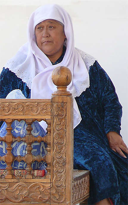 Femme au mausolée de Baha-ad Din Nakchband