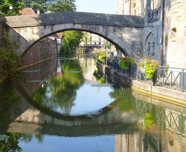 Le Canal Des Tanneurs, Dole, France : Ponts : Collégiale Notre-Dame De ...