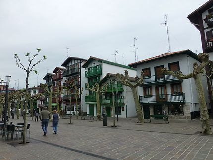 Rue principale de la ville basse à Hondarribia