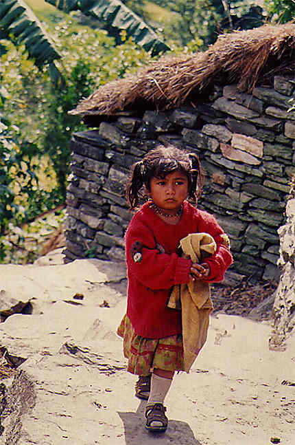 Petites fille sur le chemin vers le camp de base de l'Annapurna