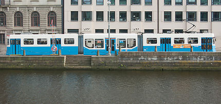 Un tramway le long du canal