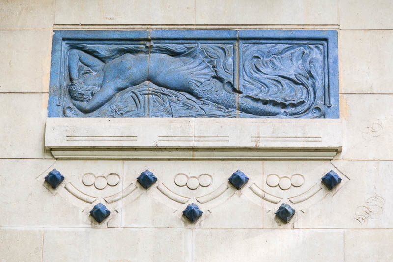 Vichy - Une sirène sur la façade des Thermes