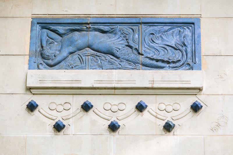 Vichy - Une sirène sur la façade des Thermes Vichy - Une sirène sur la façade des Thermes
