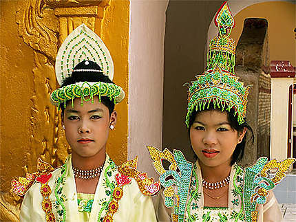 Deux jeunes filles en costume de cérémonie