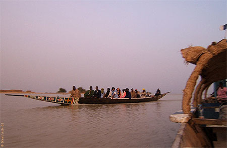 Pinasse sur le fleuve Niger, à la hauteur de Gao Pinasse sur le fleuve Niger, à la hauteur de Gao