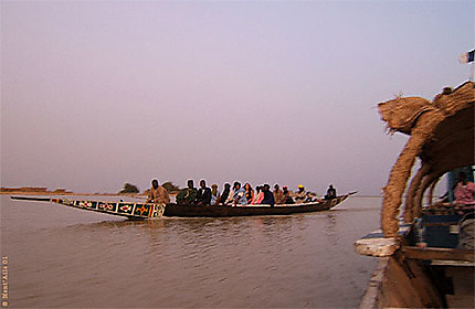 Pinasse sur le fleuve Niger, à la hauteur de Gao