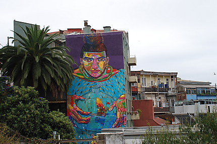 Façade taguée à Valparaíso