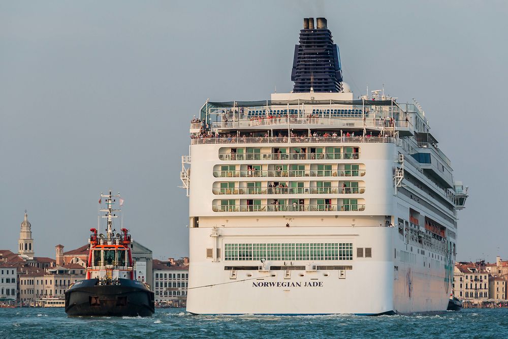 Le Norwegian Jade tracté pour sortir de Venise