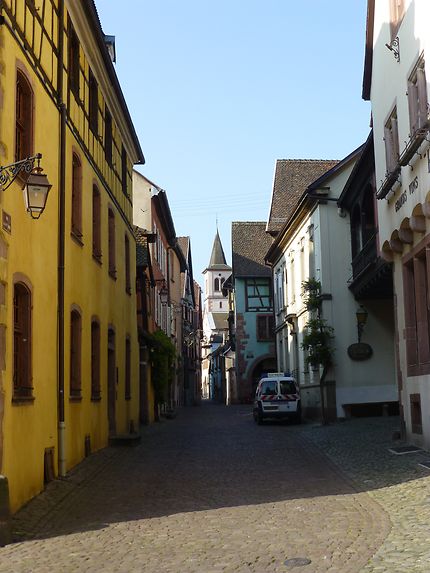 Église en fond, à Riquewihr, Alsace