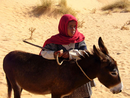 Fille du désert en route pour Tataouine Fille du désert en route pour Tataouine