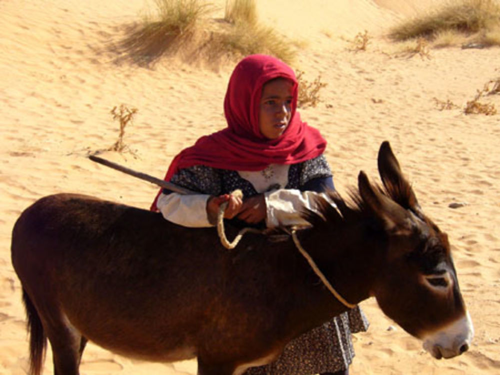 Fille du désert en route pour Tataouine