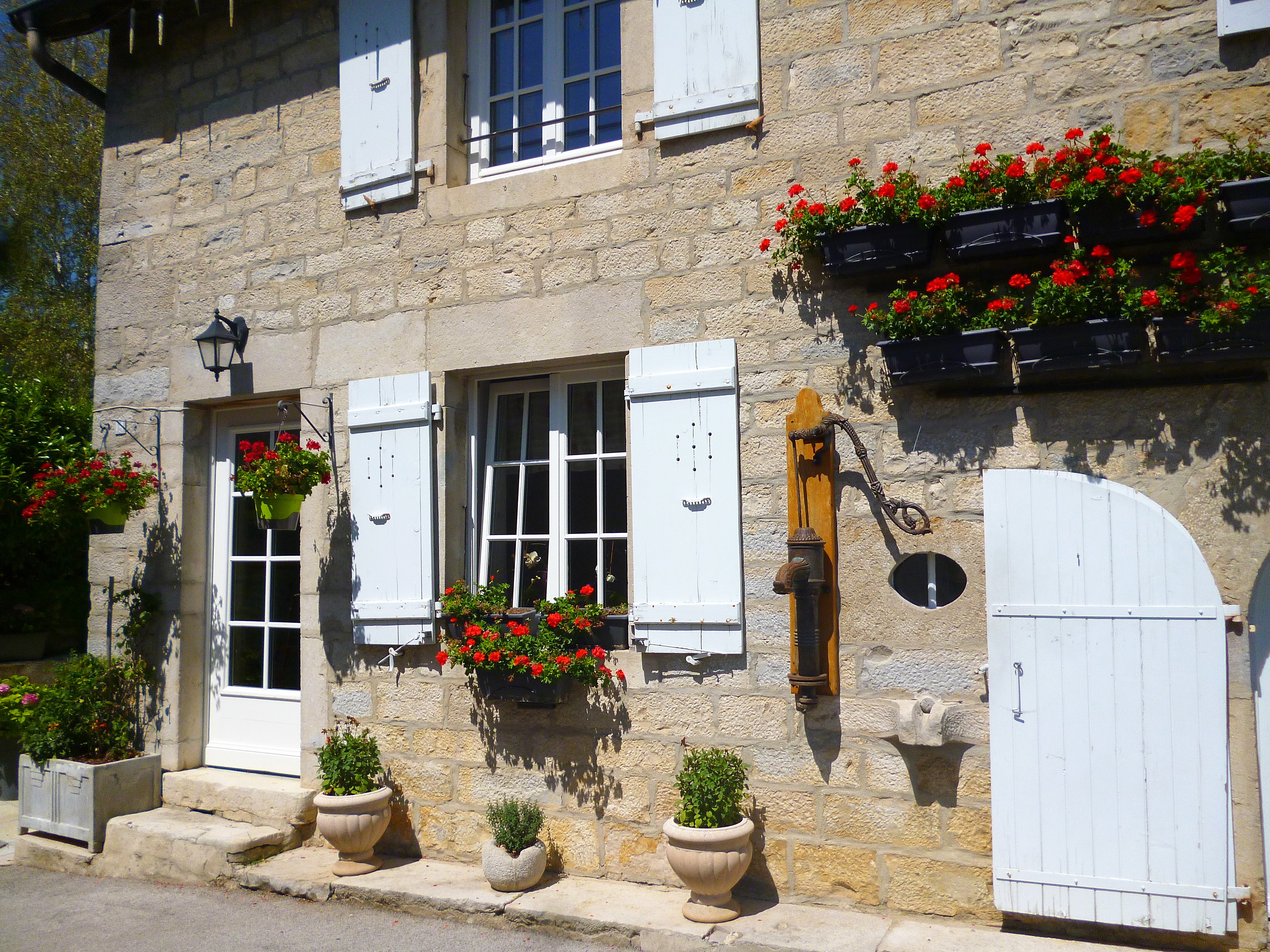 Village perché de Château-Chalon, Jura, France Village perché de Château-Chalon, Jura, France