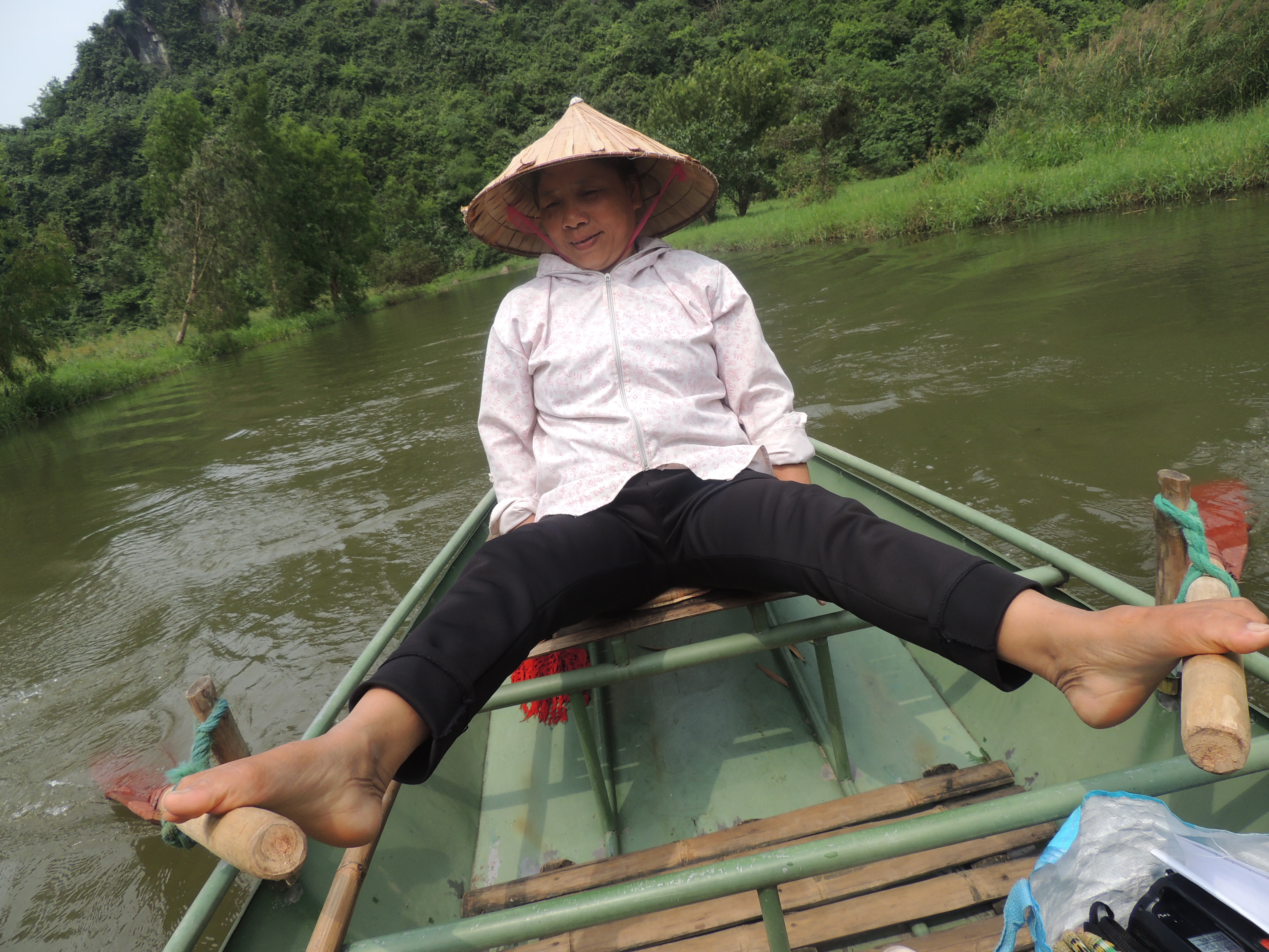 Rameuse vers les Grottes de Tam Cốc Rameuse vers les Grottes de Tam Cốc