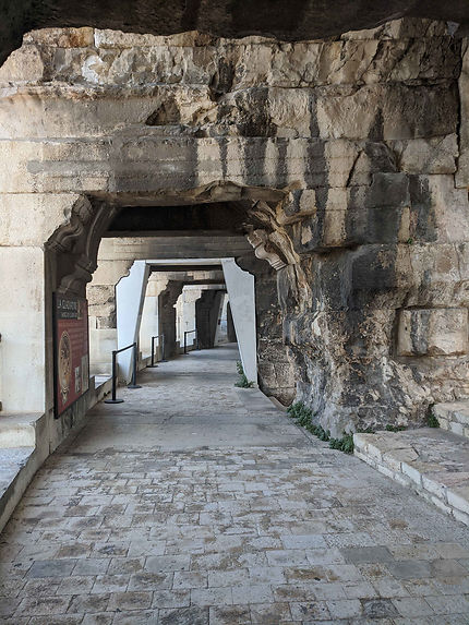 Sous les arches de Nîmes