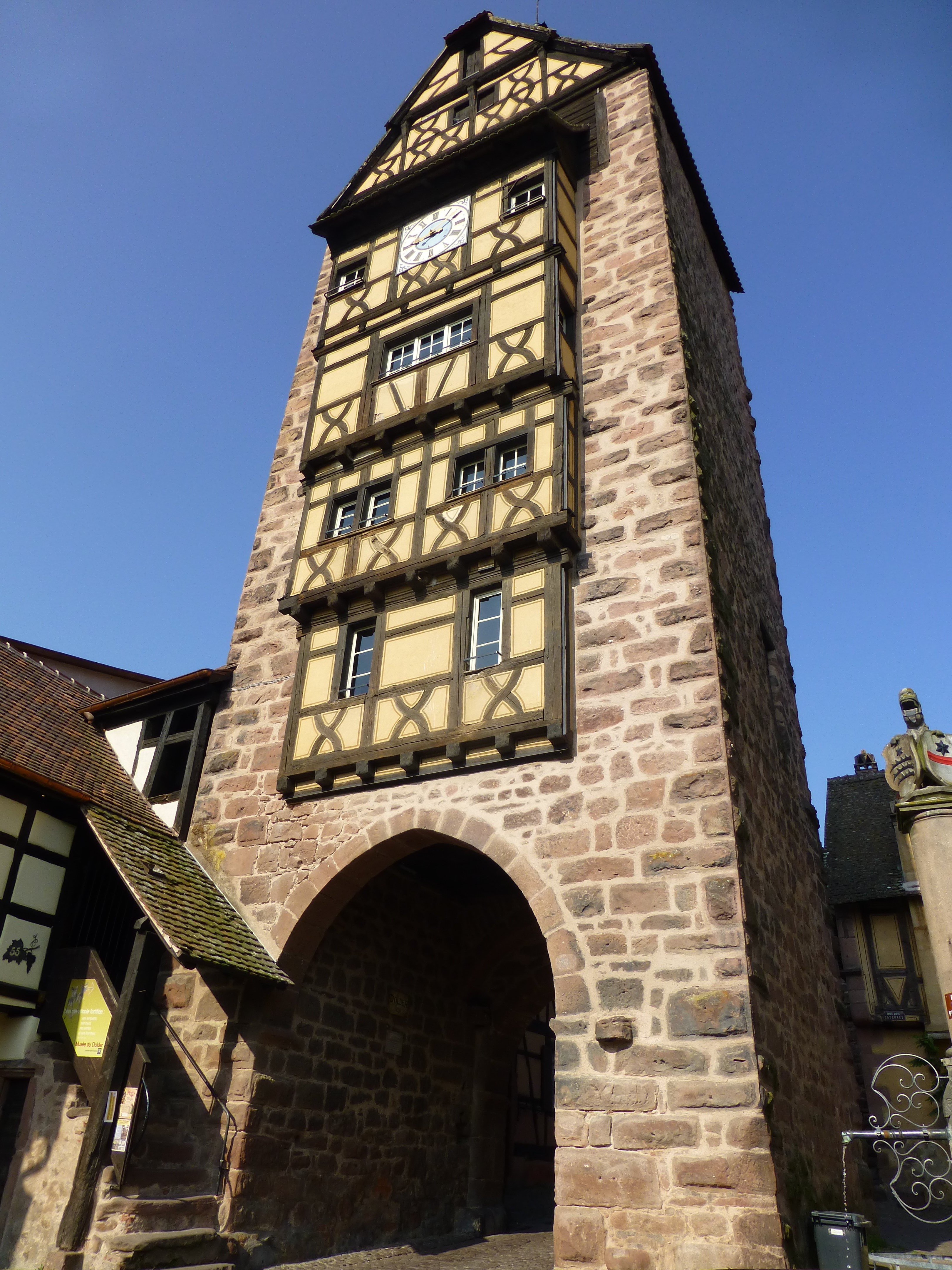 Au pied de la tour de Riquewihr Au pied de la tour de Riquewihr
