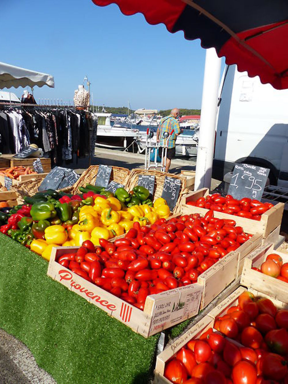 Le marché du mercredi au Brusc