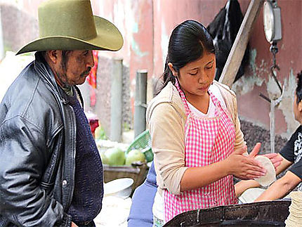 Vente de tortillas dans les rues de Chichicastenango