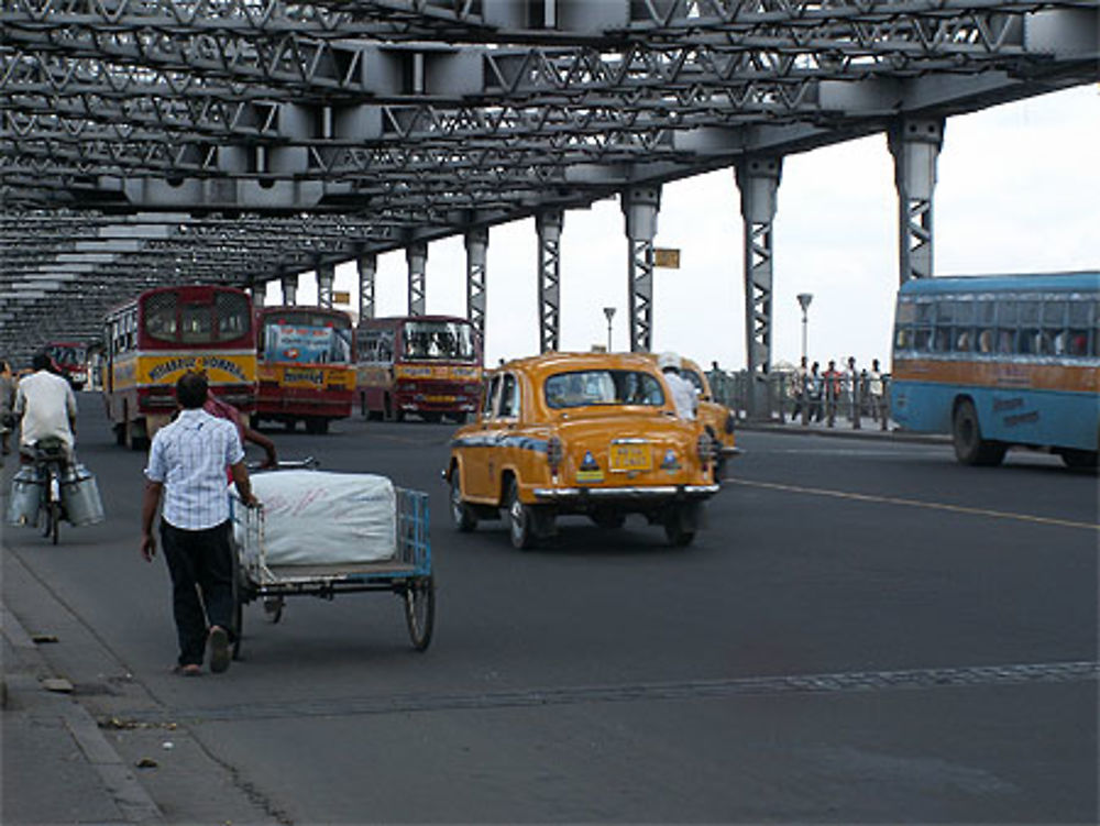 The yellow cab sur le pont de Howrah