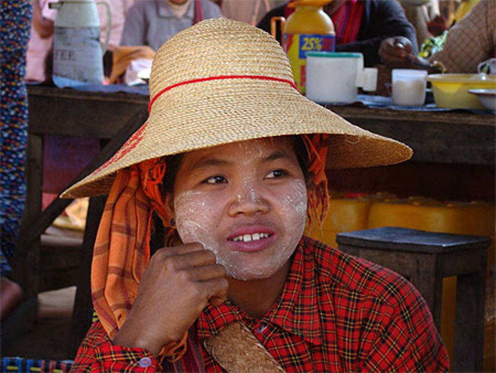 Paysanne sur un marché au lac Inle