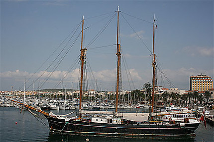 Navire dans le port d'Alghero