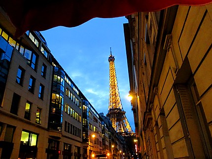 La tour Eiffel vue de la rue de Monttessuy