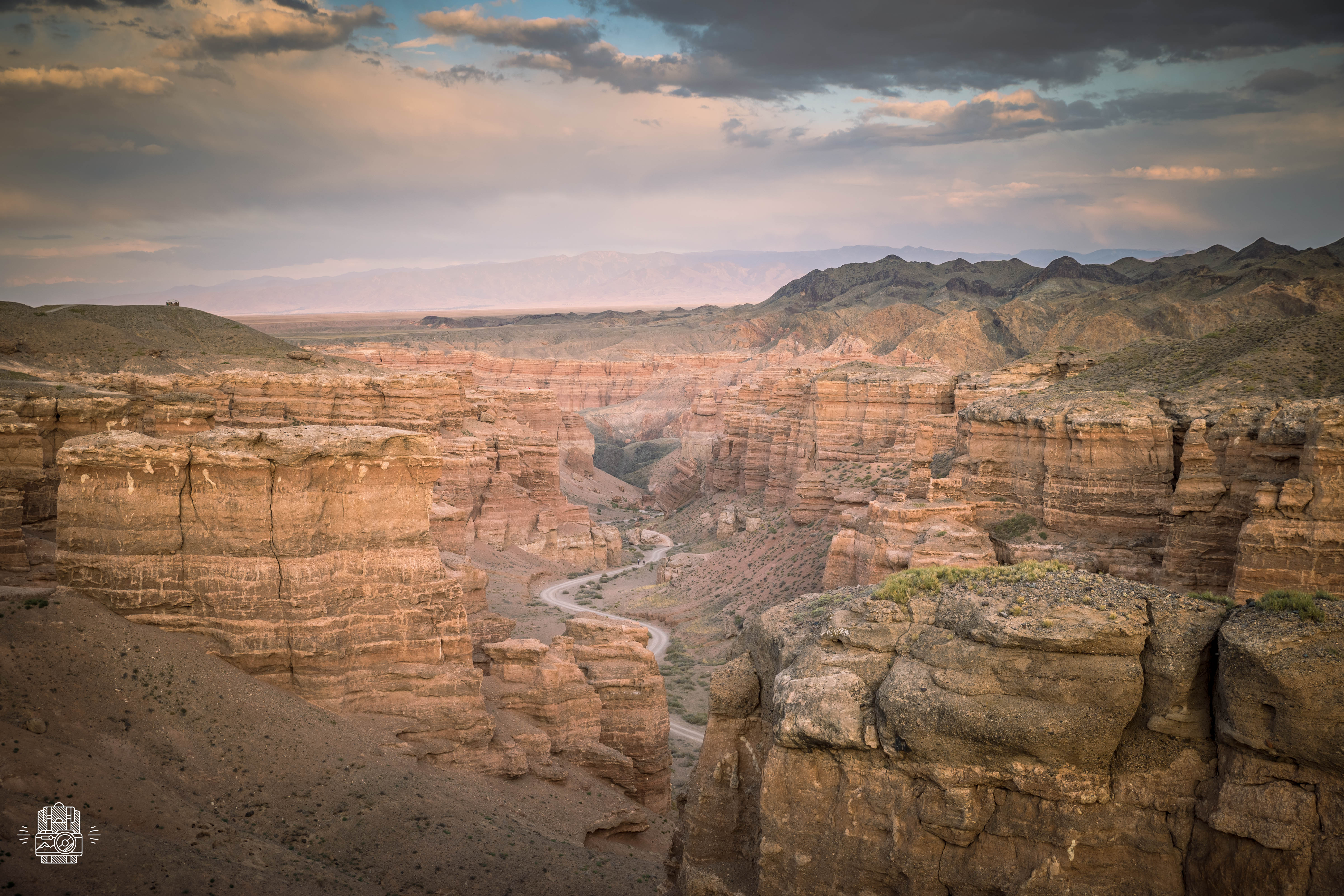 Une superbe route traverse la canyon de Charyn Une superbe route traverse la canyon de Charyn