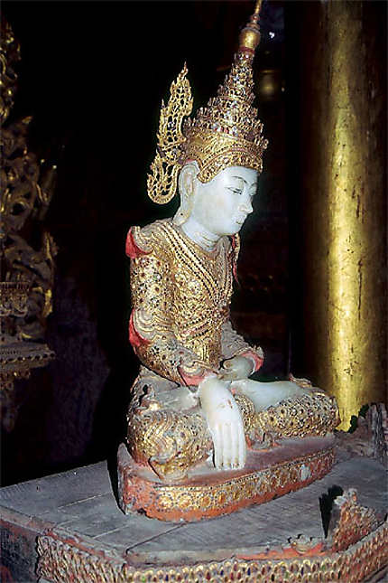 Bouddha en bois laqué au monastère de Shwe Yaunghwe