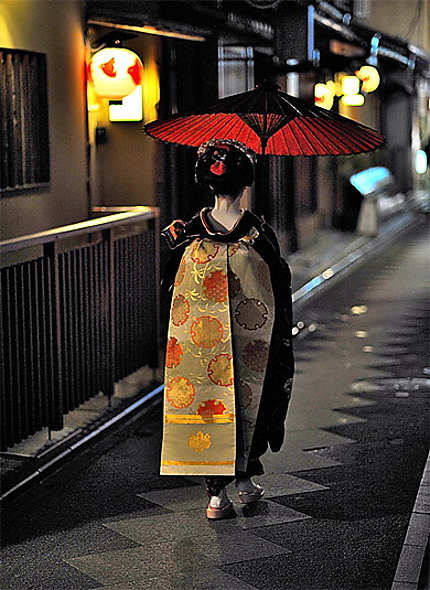 Maiko au parapluie rouge