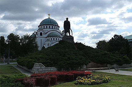 Cathédrale orthodoxe de Saint Sava avec statue de Karadjordje au premier plan