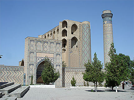 A l'extérieur de la mosquée Bibi-Khanym