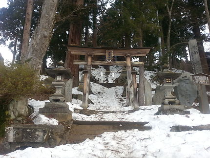 Un temple japonais sous la neige à Nozawa Onsen