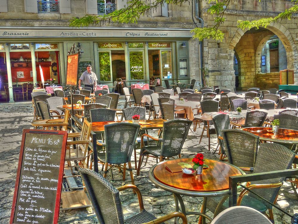 Restaurants en terrasse sur la place principale