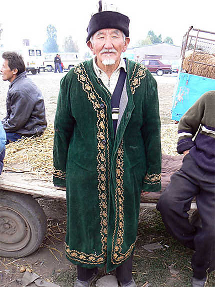 Vieil homme en habit traditionnel