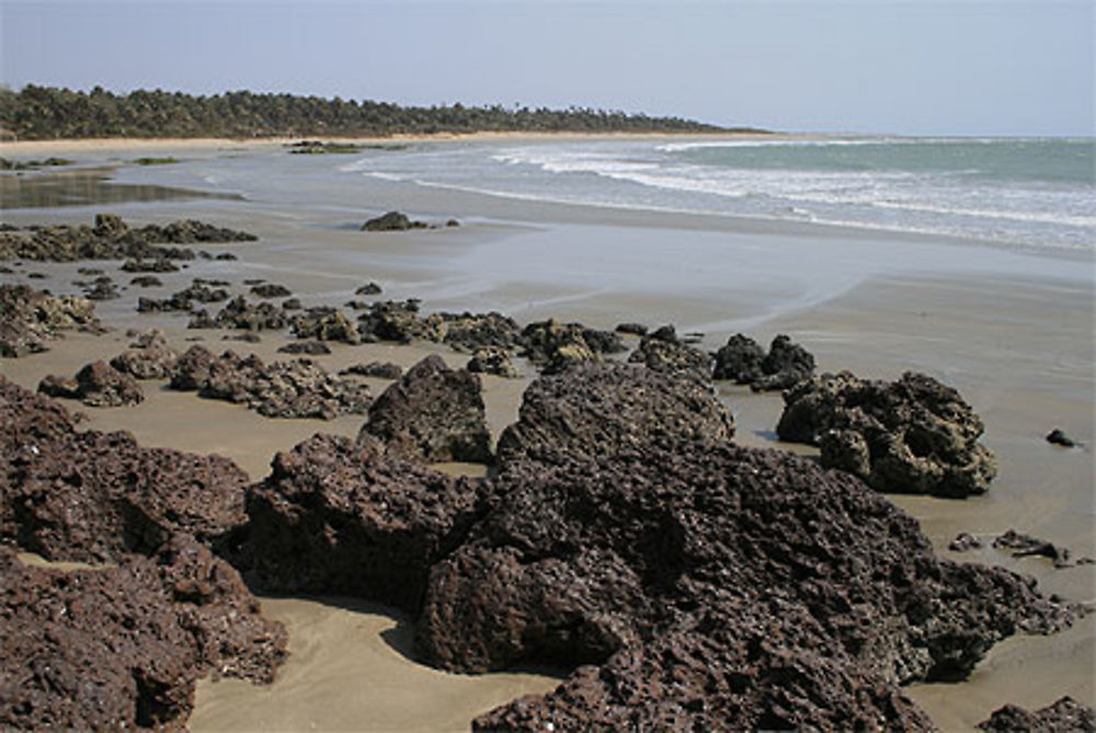 Plage aux rochers