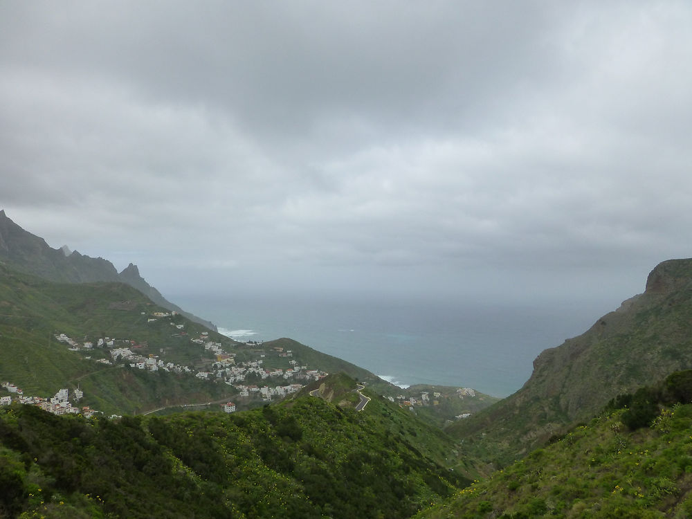 Vue sur le village depuis la route d'accès