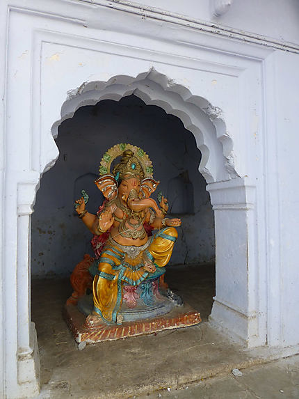 Statue dans un recoin des ghats