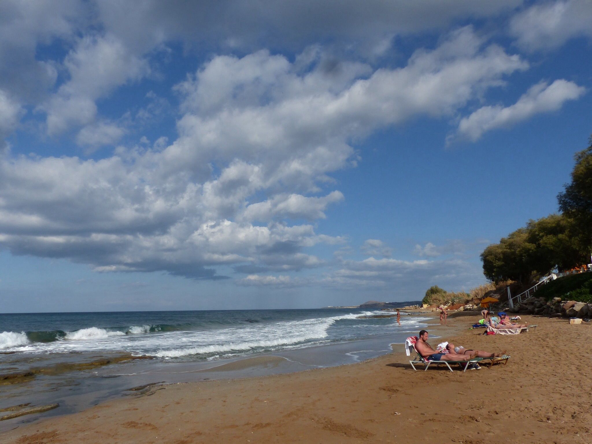 Un samedi, plage proche de la ville de Platanias 
