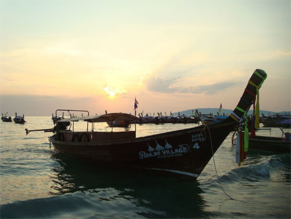 Coucher de soleil et long tails boats