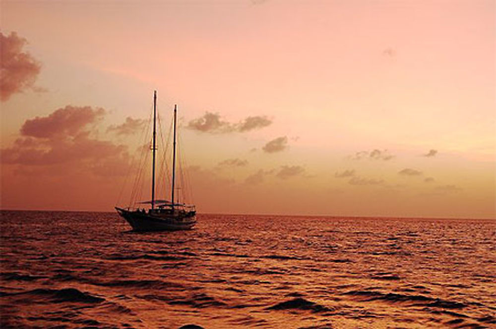 Bateau au coucher de soleil