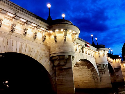 Le Pont Neuf la nuit