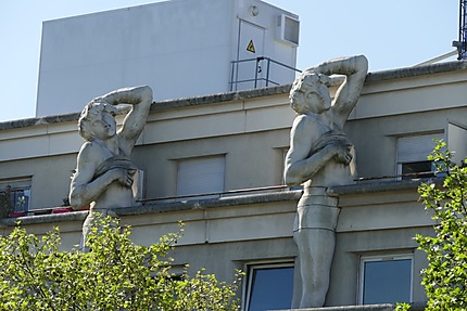 Atlantes sur un bâtiment  76 avenue Daumesnil