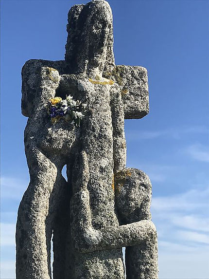 Statue de Kerkorn donnant sur la mer