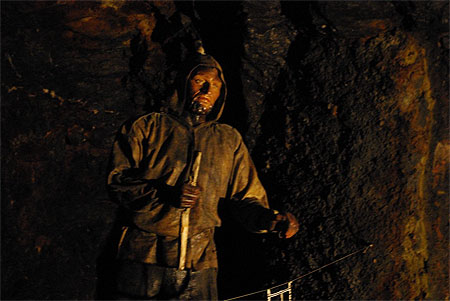 La statue de mineur dans la grotte des fées La statue de mineur dans la grotte des fées